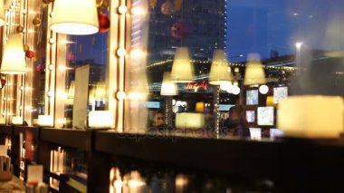 Arbat Sokağı Restoran pencereden, Yansımalar cam görünümünü