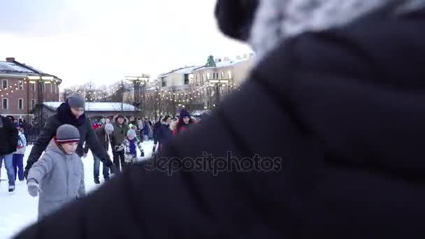 Menschen auf der Eisbahn des Vergnügungsraums auf der Insel New Holland — Stockvideo