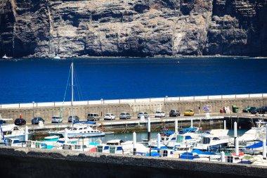 Los Gigantes liman, Tenerife, Kanarya Adaları, İspanya. La Gomera arka zemin üzerinde