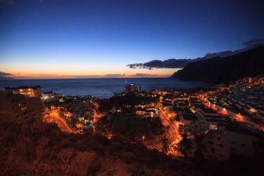 Los Gigantes Cliffs, Tenerife, İspanya arka planda konut daire