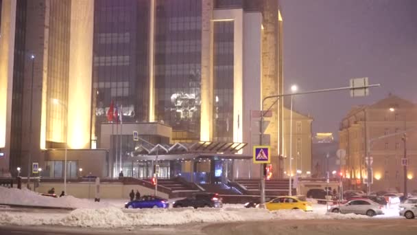 Snöfall i korsningen i Moskva, hård trafik på Sretensky Boulevard — Stockvideo