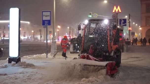 Veículo especial limpa o pavimento durante uma queda de neve em Sretensky Boulevard — Vídeo de Stock