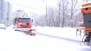 özel araç Moskova'da bir kar yağışı sırasında anayol temizler