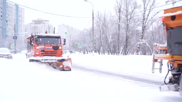 Veículo especial limpa a pista durante uma queda de neve em Moscou — Vídeo de Stock