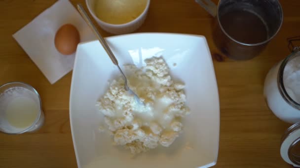 Főzés sajt palacsinta tésztát a konyhában. Nézd meg felülről — Stock videók