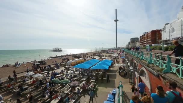 Vy av en kapsel av British Airways i360 utsiktstorn i Brighton beach — Stockvideo