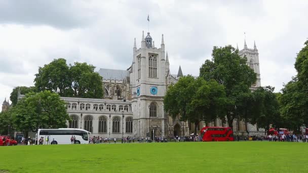 Vista do Parliament Square Garden e da abadia de Westminster, dia nublado no verão — Vídeo de Stock