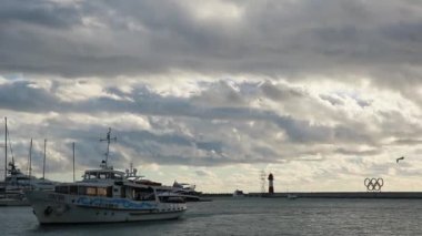 Sochi liman, gün batımı ışık, sakin deniz olimpik halka panoramik manzaralı