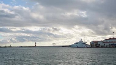 Sochi liman, gün batımı ışık, sakin deniz olimpik halka panoramik manzaralı
