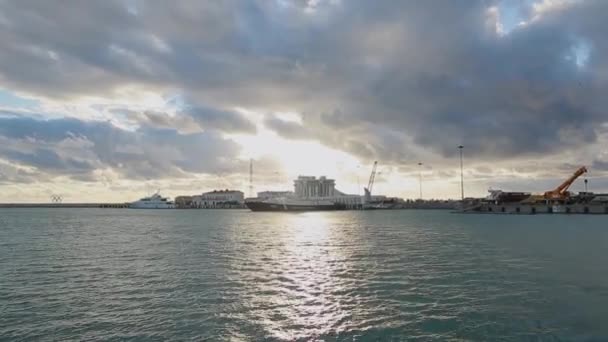 Панорамный вид на порт Сочи, олимпийские кольца на закате, спокойное море — стоковое видео