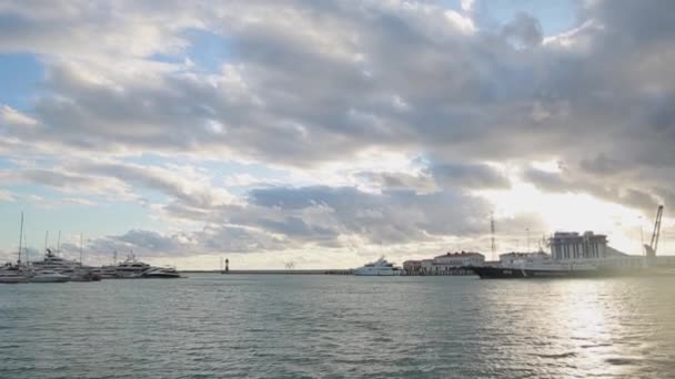 Panoramautsikt över Sotji hamn, olympiska ringarna i solnedgången ljus, lugna havet — Stockvideo