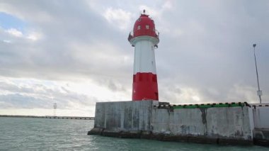 Sochi liman, olimpik halka günbatımı ışık, sakin deniz feneri