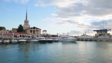 Sochi bina liman ve yat, gün batımı satırlarla manzarayı