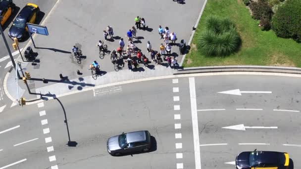 Gente esperando un semáforo verde para cruzar la calle — Vídeos de Stock