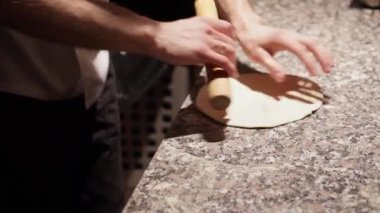 Şef bir hamur İtalyan pizza için dışarı rulo