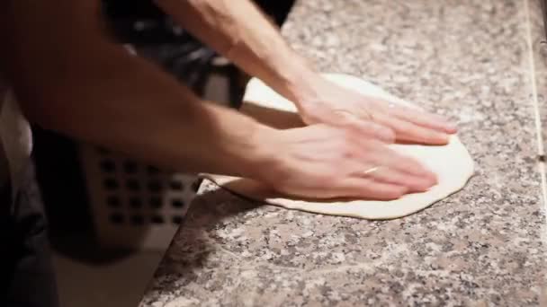 Lo chef tira fuori una pasta, spalma una salsa di pesto e spruzza con formaggio di parmigiano . — Video Stock