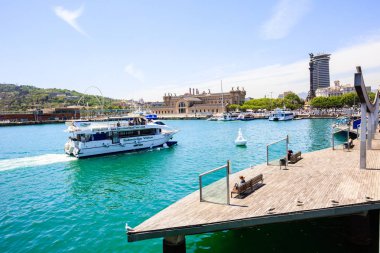 Seaport Vell de Barcelona, köprü Rambla Mar, Columbus heykel, turistik tekne