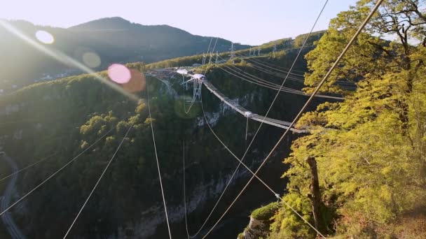 Einzigartiger Skypark aj hackett sochi, ahshtyrskaya Schlucht im Tal des Flusses mzymta — Stockvideo