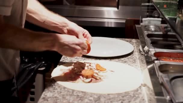 Multitarefa do cozinheiro. Chef animais pizza crua e corta o focacci pronto — Vídeo de Stock