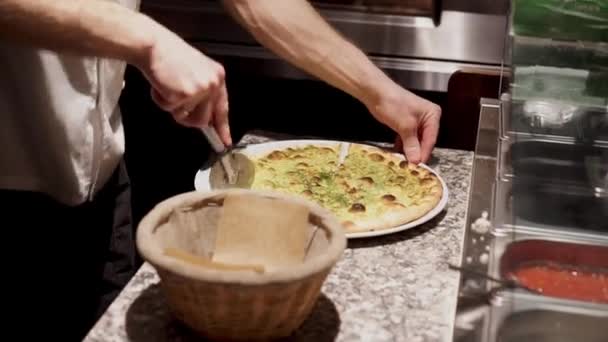 Chef cuts the ready focacci and puts it into the thatch basket — Stock Video