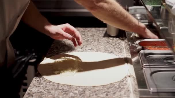 Multitarea del cocinero. Productos de cocina pizza cruda — Vídeo de stock