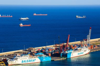 Panoramik kargo liman Barcelona, günbatımı zamanı, havadan görünümü