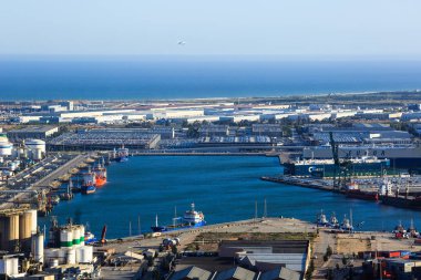Panoramik kargo liman Barcelona, günbatımı zamanı, havadan görünümü