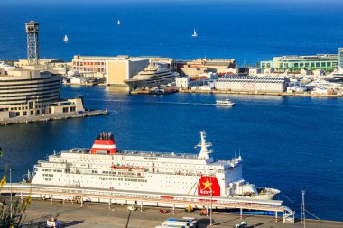Panoramik kargo liman Barcelona, günbatımı zamanı, havadan görünümü