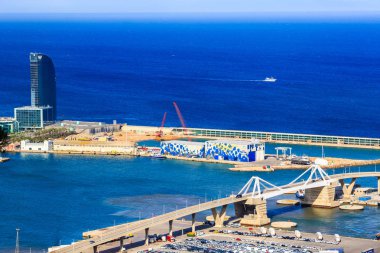 Barcelona'da Hotel W ve kargo endüstriyel bağlantı noktası