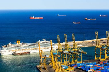 Panoramik kargo liman Barcelona, günbatımı zamanı, havadan görünümü