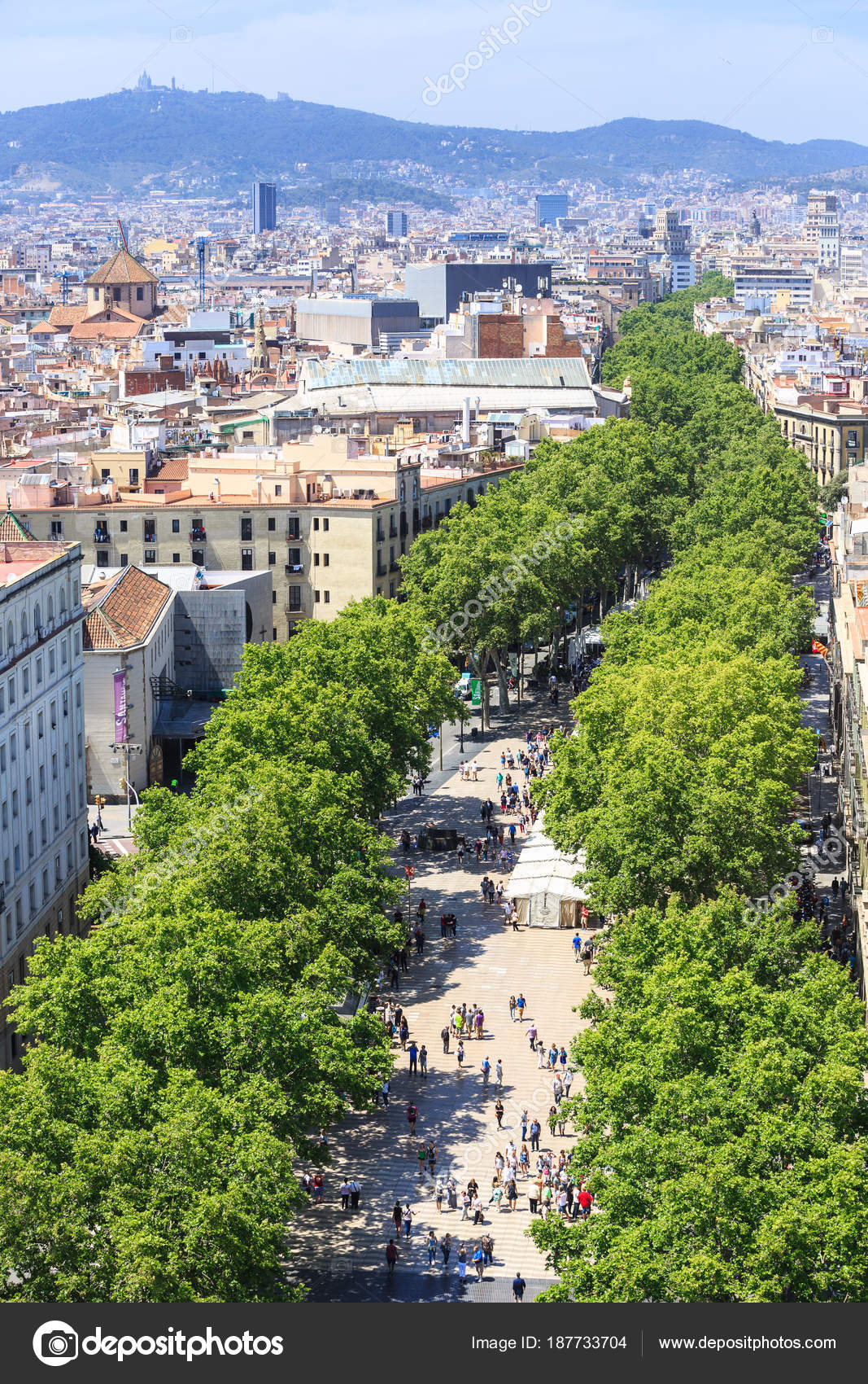 La Rambla famous street in the center of Barcelona — Stock Editorial