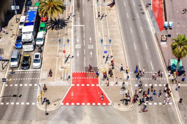İnsanlar karşıdan karşıya geçerken. Columbus avenue, Barcelona
