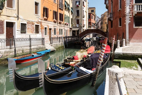Típica vista de góndolas y barcos en el canal de Venecia. Día soleado de verano — Foto de Stock