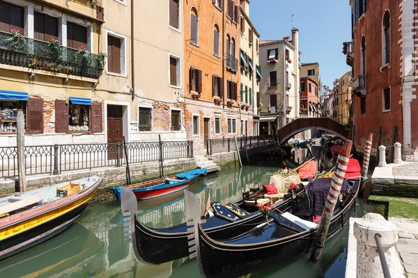 Vista típica de gôndolas e barcos no canal de Veneza. Dia de verão ensolarado — Fotografia de Stock