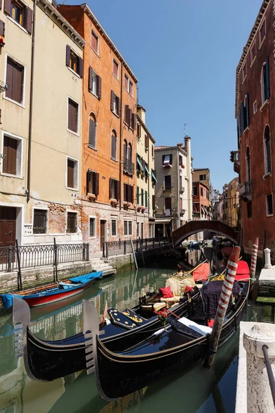 Vista típica de gôndolas e barcos no canal de Veneza. Dia de verão ensolarado — Fotografia de Stock