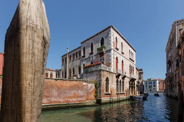 Typowy widok z łodzi na kanał w Wenecji. Idealne pałace. Słoneczny letni dzień — Zdjęcie stockowe