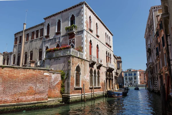 Τυπική προβολή των σκαφών για το κανάλι της Βενετίας. Τέλεια παλάτια. Ηλιόλουστη καλοκαιρινή μέρα — Φωτογραφία Αρχείου