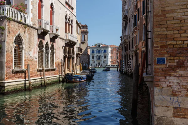 Vue typique des bateaux sur le canal de Venise. Des palais parfaits. Journée ensoleillée d'été — Photo