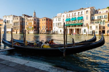 Grand Canal. Gondol iskelede yolcu bekliyor. Güneşli yaz akşam