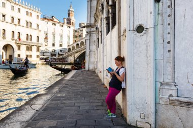 Gondol ve Ponte di Rialto, Campanile kilise San Bartolomeo görünümü