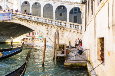 Gondol görünümünü Grand canal ve Ponte di Rialto bir Köprüsü'nde çok sayıda turist