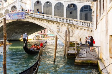 Gondol görünümünü Grand canal ve Ponte di Rialto bir Köprüsü'nde çok sayıda turist