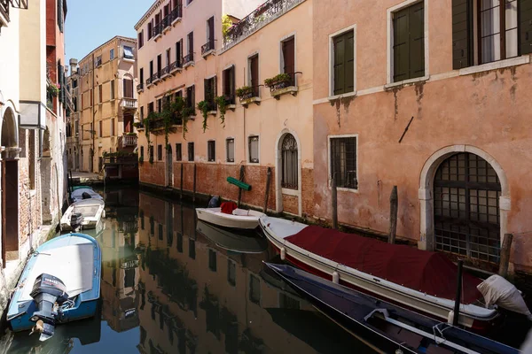 Vista típica de barcos e gôndolas sob a minúscula ponte no canal de Veneza . — Fotografia de Stock