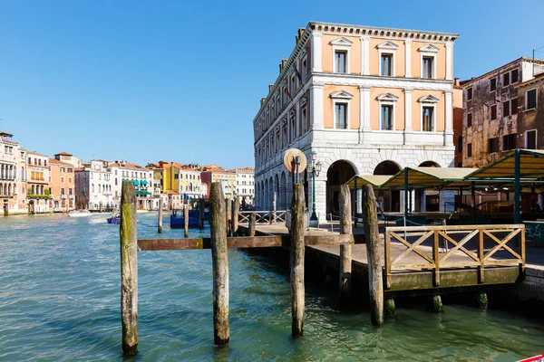 Edificio de mercado de mariscos al aire libre vacío Mercato di Rialto en Venecia . — Foto de Stock