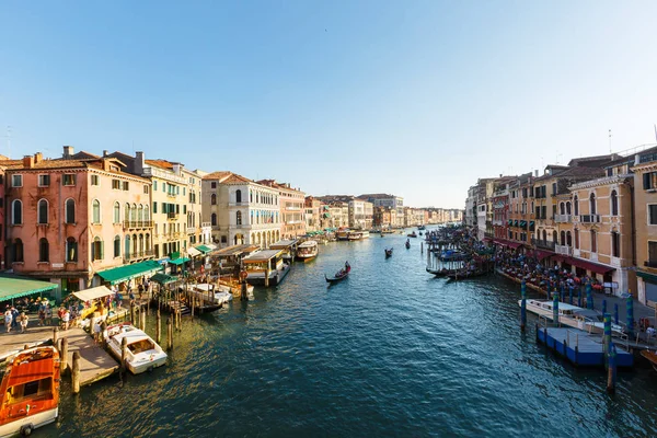 Vista desde Ponte Rialto Gran Canal, Palazzo Dolfin-Manin, terminal de ferry, Venecia — Foto de Stock