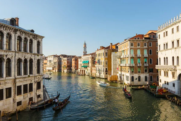 Vista desde Ponte di Rialto a Venecia, Gran Canal, góndolas y gran barco de recreo — Foto de Stock