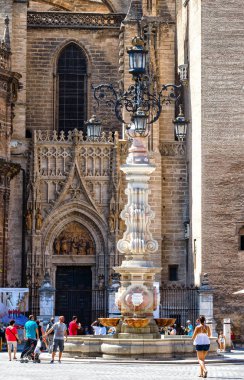 Sevilla Cathedral yakınındaki Royal square Çeşme
