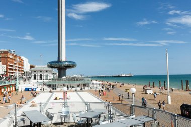Brighton costline, Manş Denizi, kule i360 görünümünü üzerinde yürüyen insanlar hayran