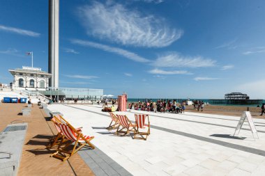 İnsanlar bir kukla tiyatrosu Brighton, i360 Kulesi bir performans izliyor