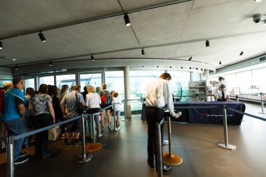 British Airways i360 gözetleme kulesi girişinde güvenlik denetim noktası